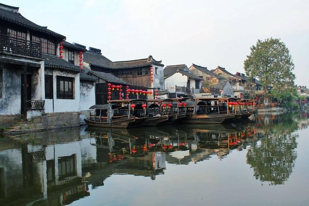 邻居姐弟发生财产纠纷,姐姐几乎每天上门涂抹粪便